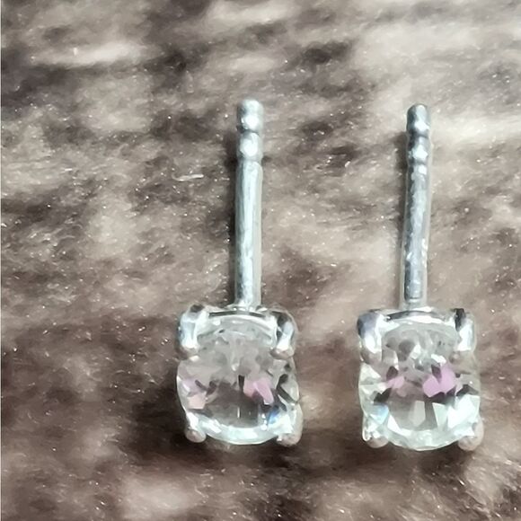 Brazilian Goshenite Solitare Stud Earrings in Sterling Silver - Picture 14 of 14